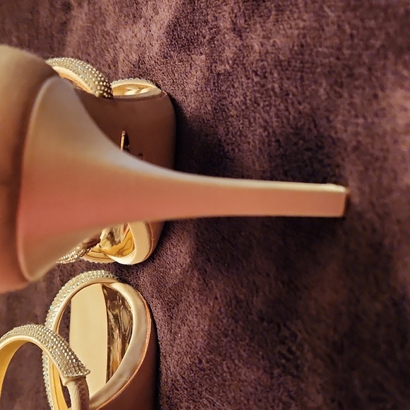 Badgley Mischka Ivory Satin Heels - Picture 7 of 13